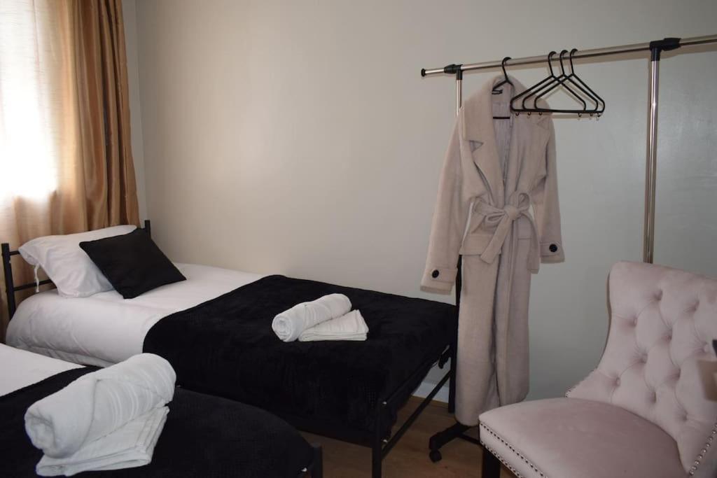 Holiday home Luxe Entire 3 Bedroom Home, Perfect For Business, Contractor, Family Stays, Free Wifi & Netflix