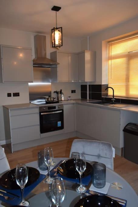 Luxe Entire 3 Bedroom Home, Perfect For Business, Contractor, Family Stays, Free Wifi & Netflix Holiday home *